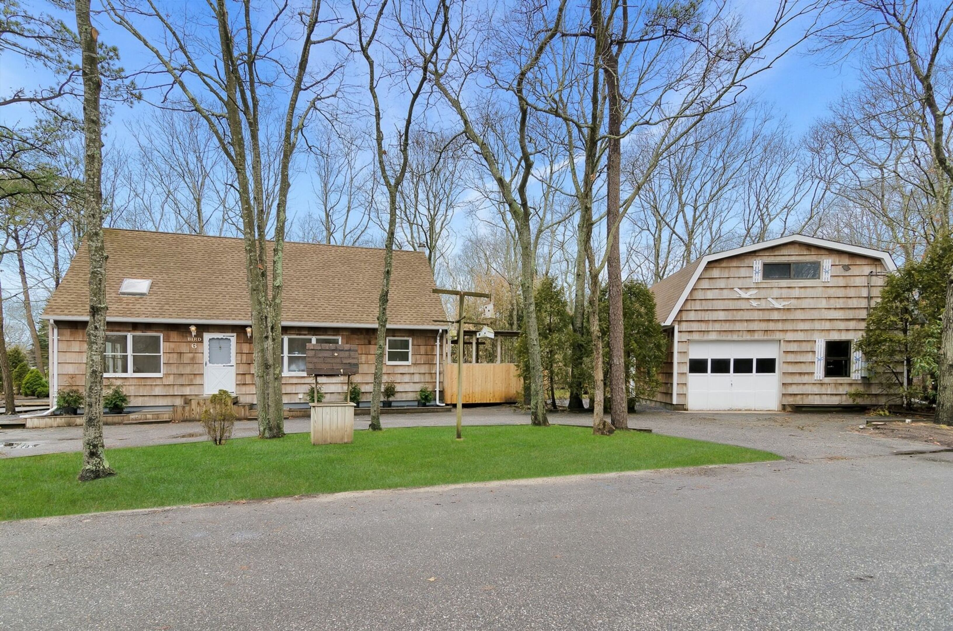 6 Lynnwood Ct in Hampton Bays Out East