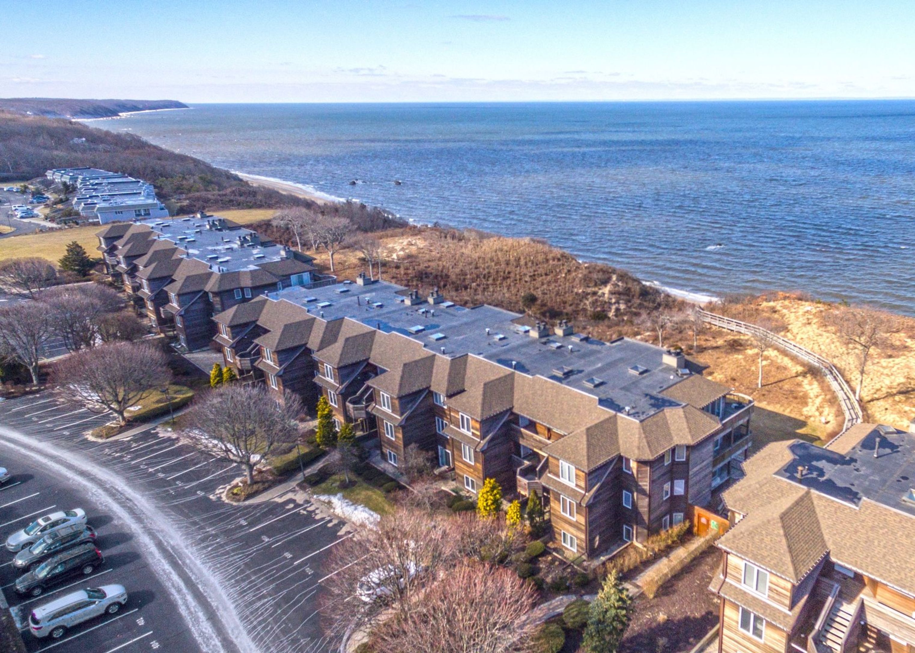 401 Fox Hill Dr in Baiting Hollow Out East