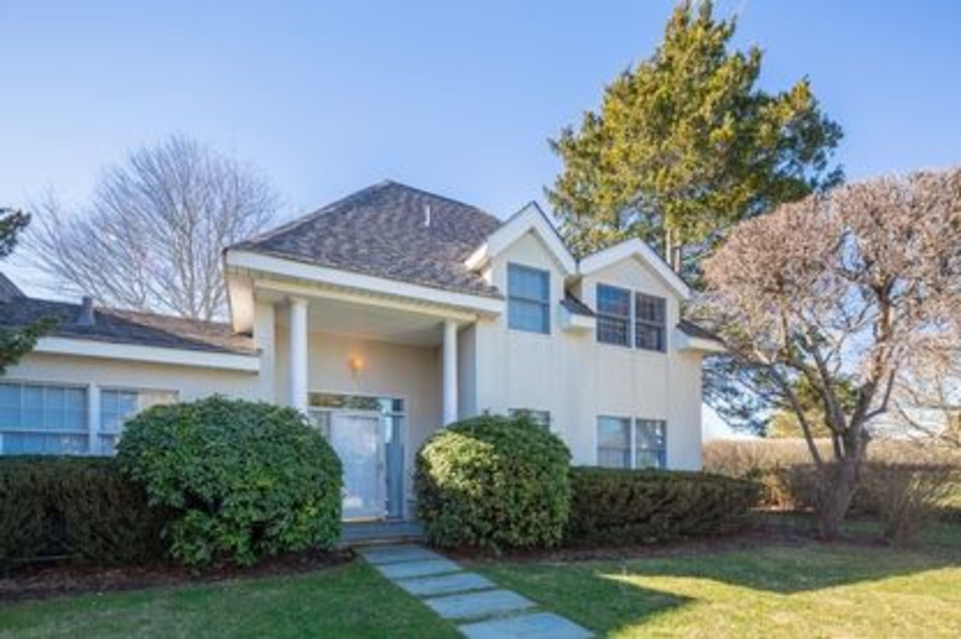 Hampton Club Unit 12, 545 Hampton Rd in Southampton Out East