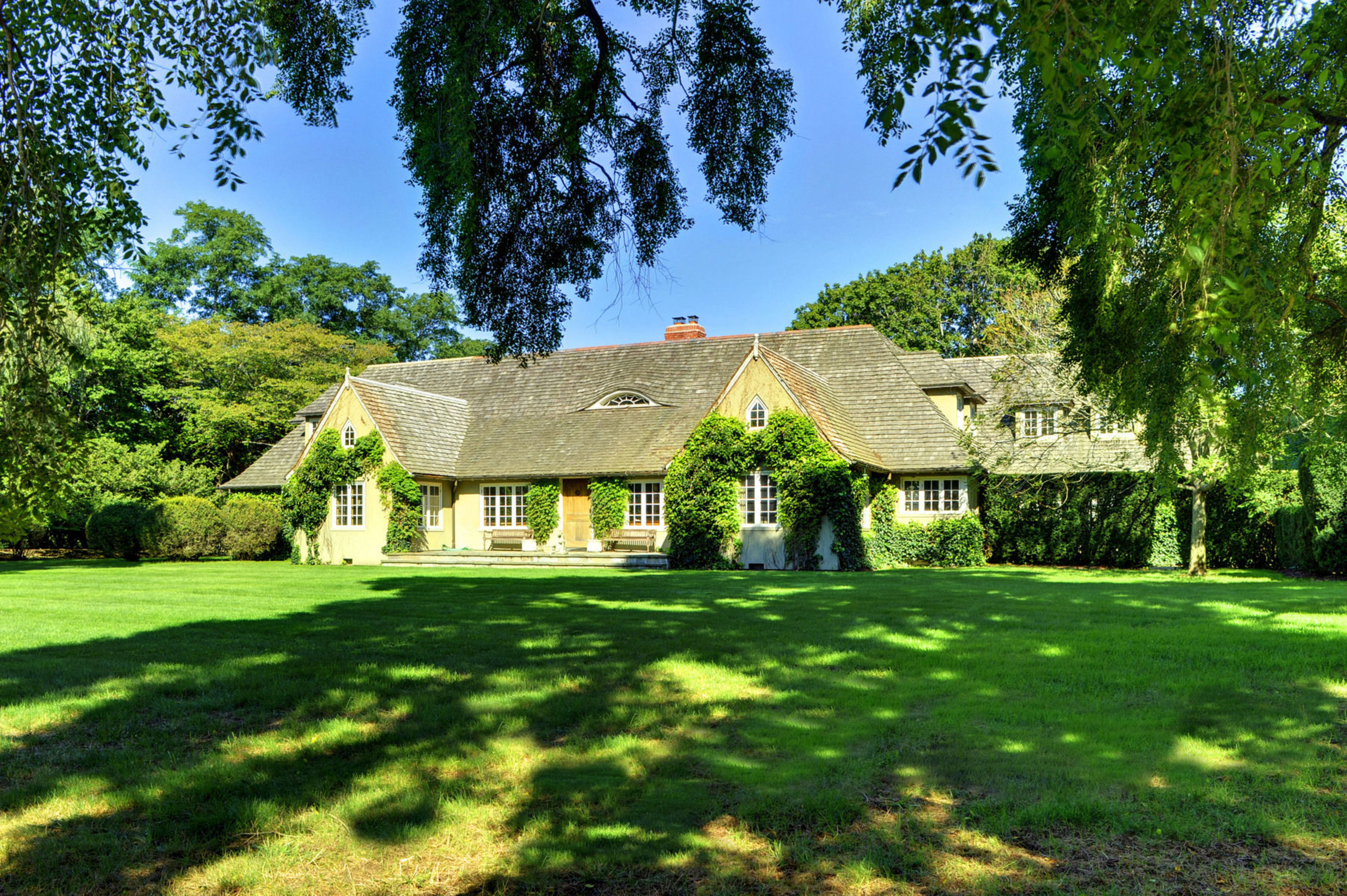 59 Middle Ln in East Hampton Out East