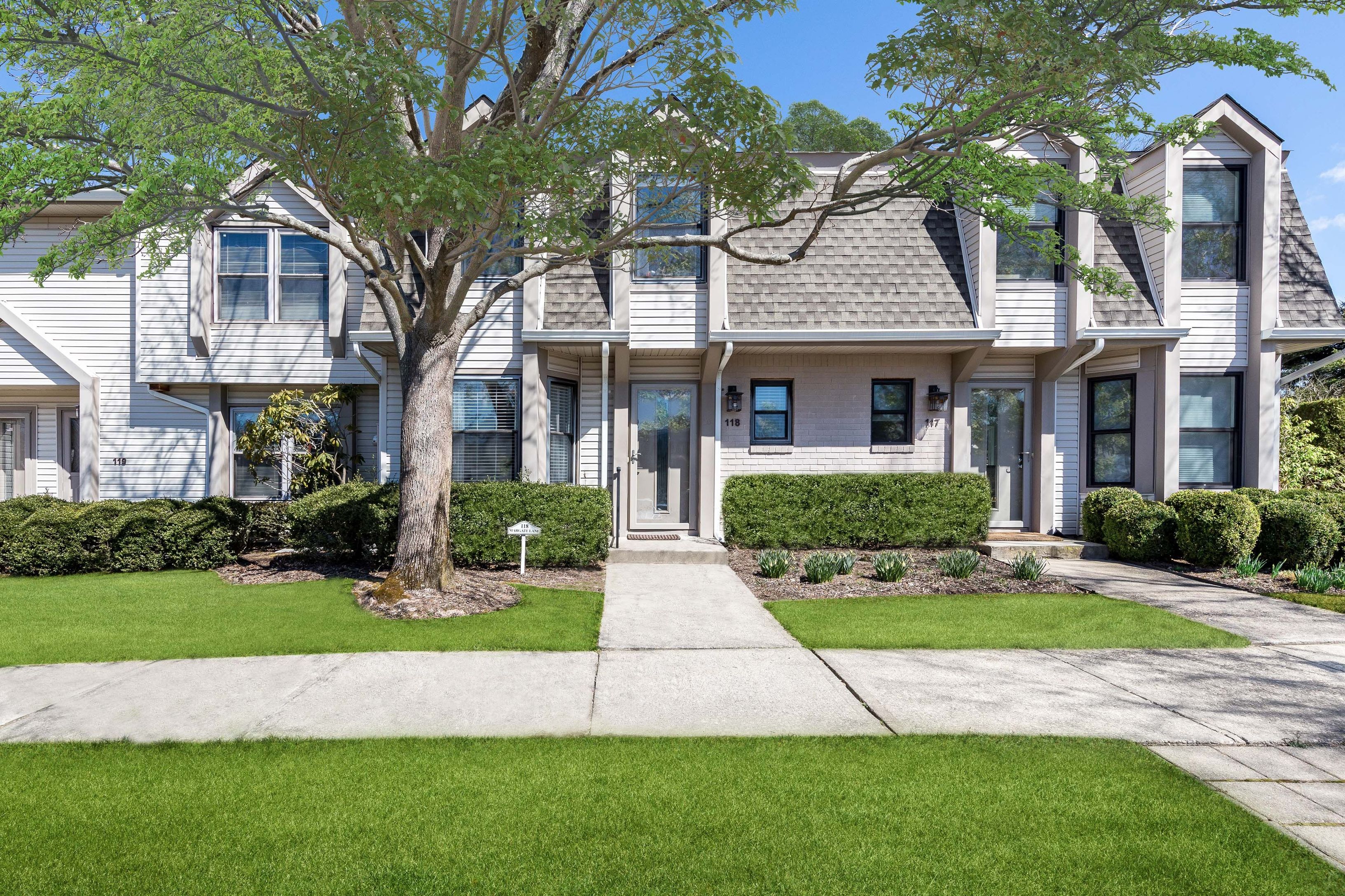 50 Hubbard Ln Unit 118 in Southampton Out East