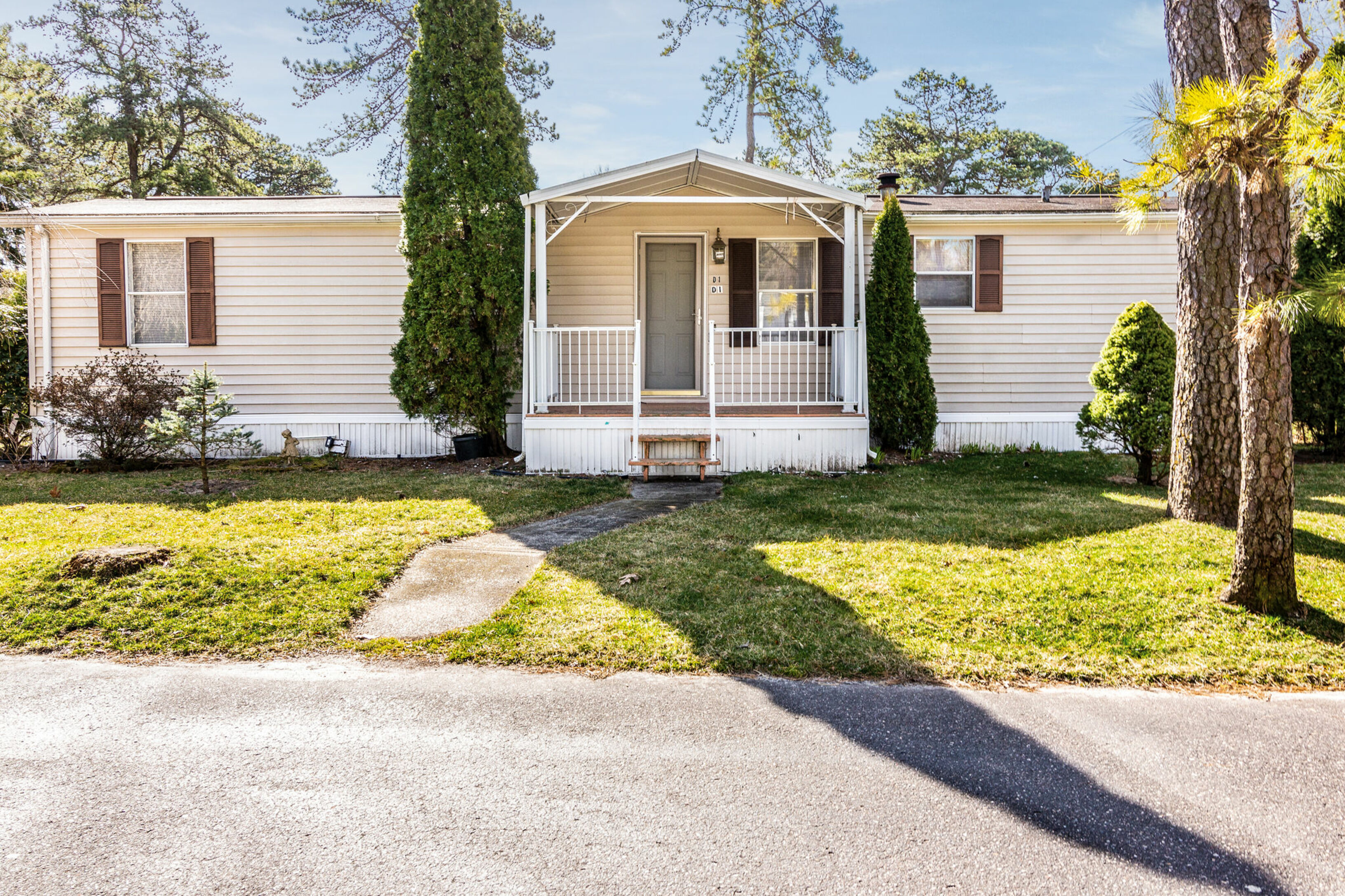 525 Riverleigh Ave D1 in Riverhead Out East