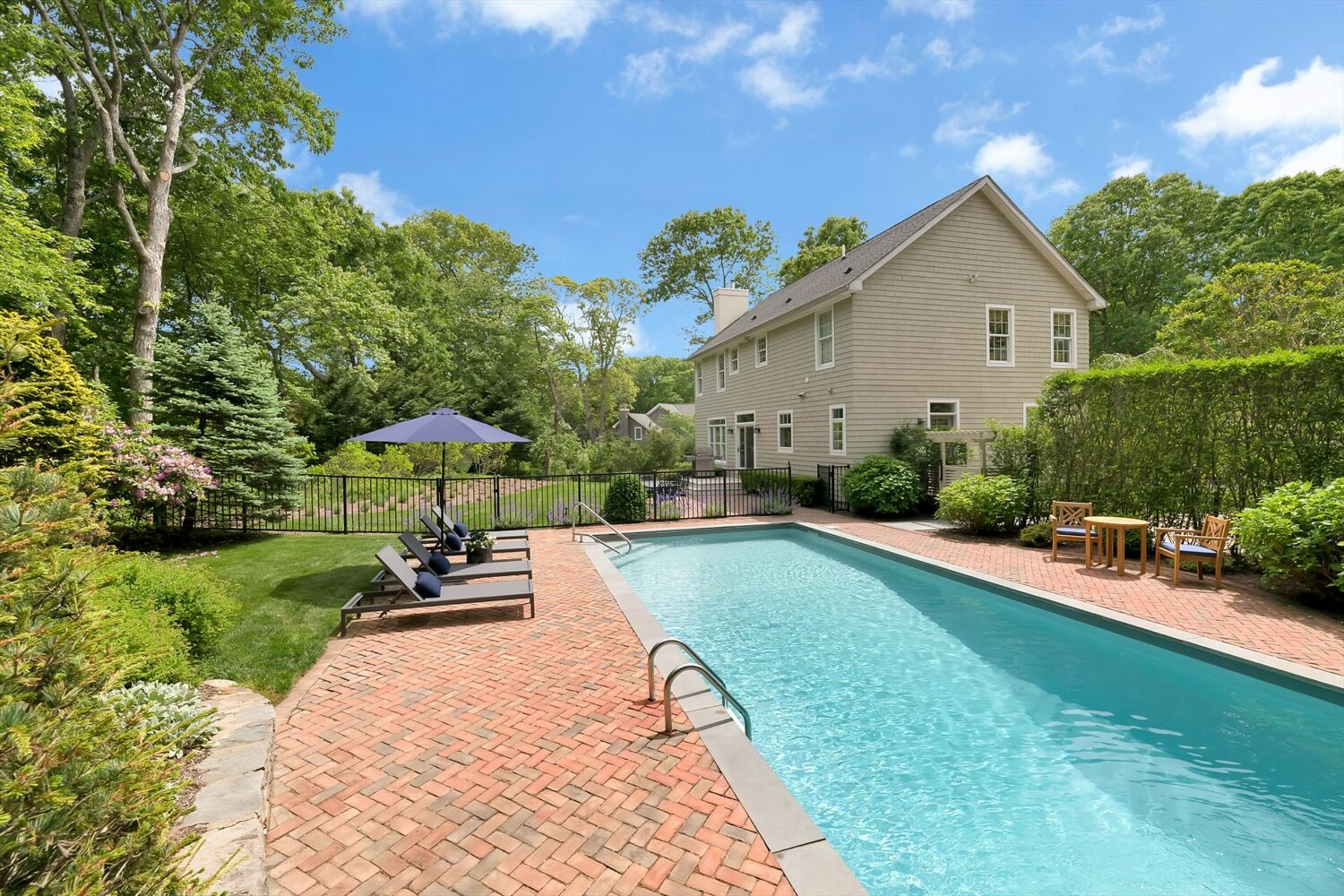 8 White Oak Ln in Southampton Out East