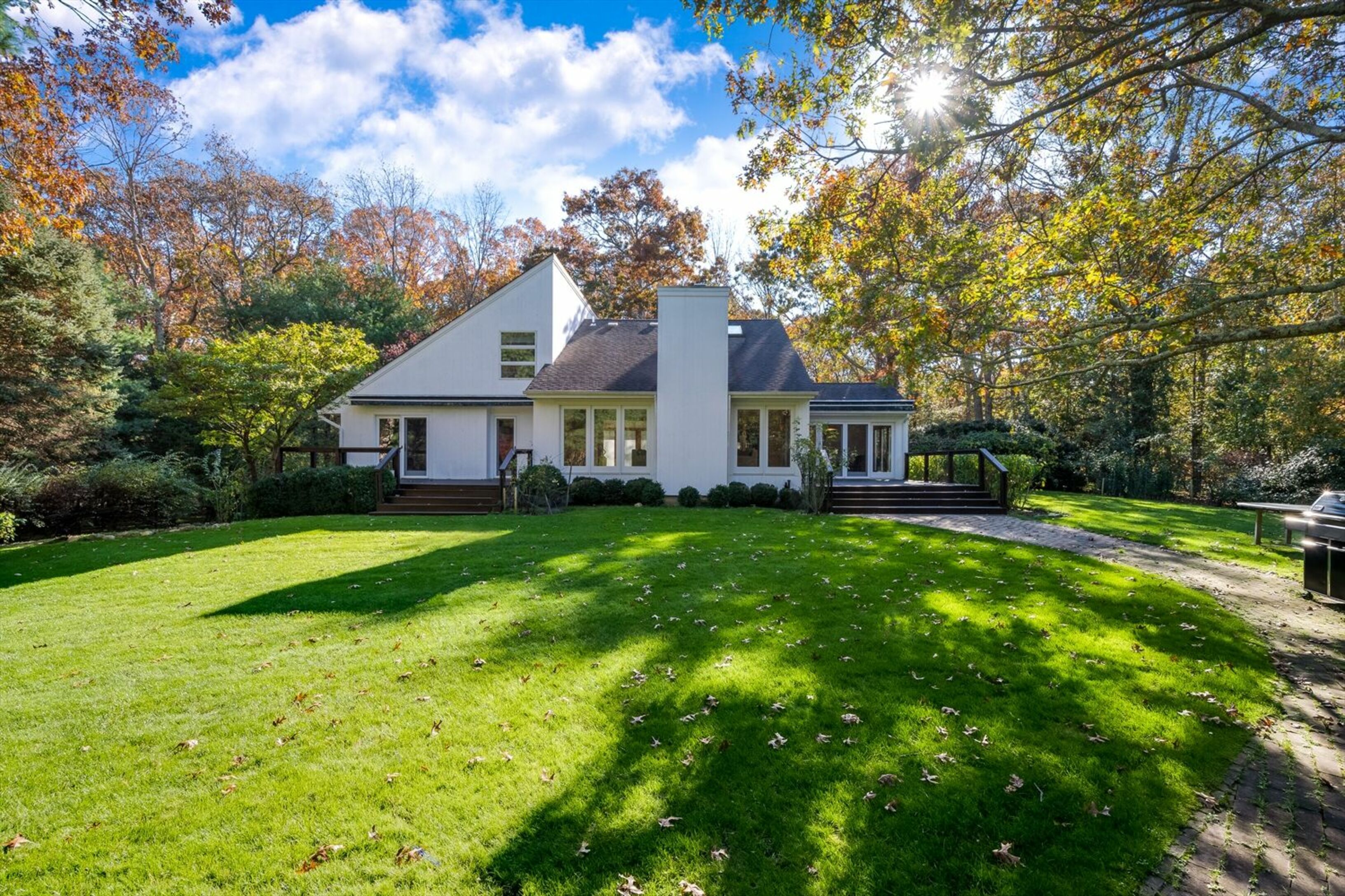 28 Settlement Ct in East Hampton Out East