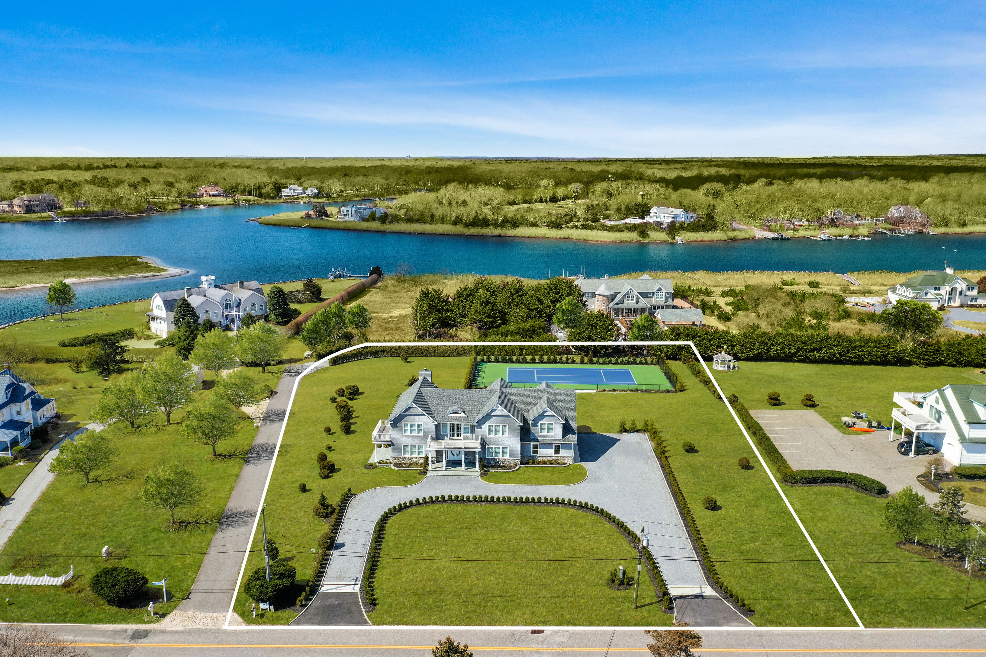 59 S Bay Ave in Eastport Out East