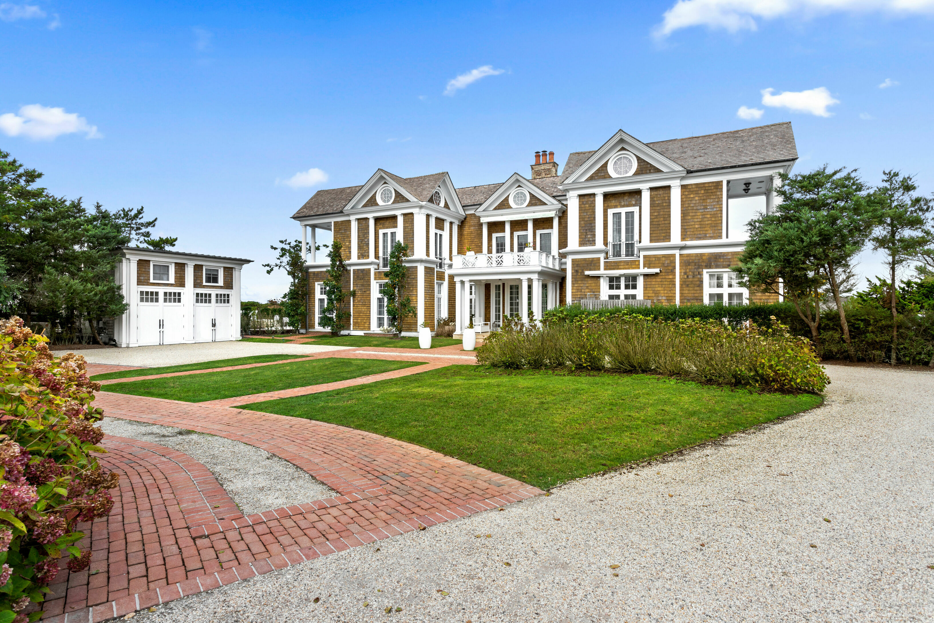 809 Meadow Ln in Southampton Out East