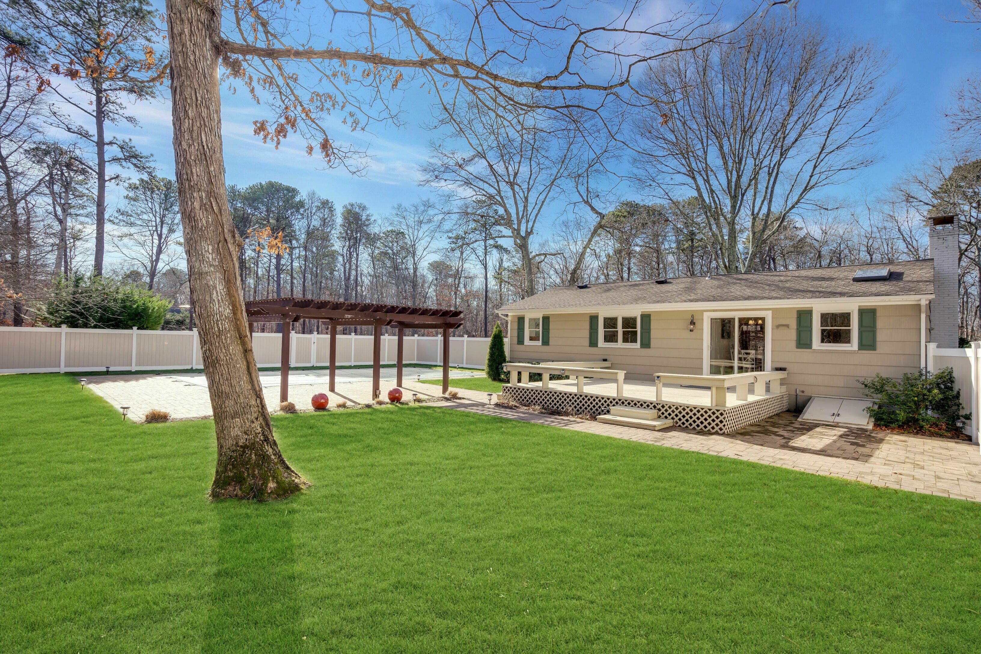 12 Randall Rd in Southampton Out East