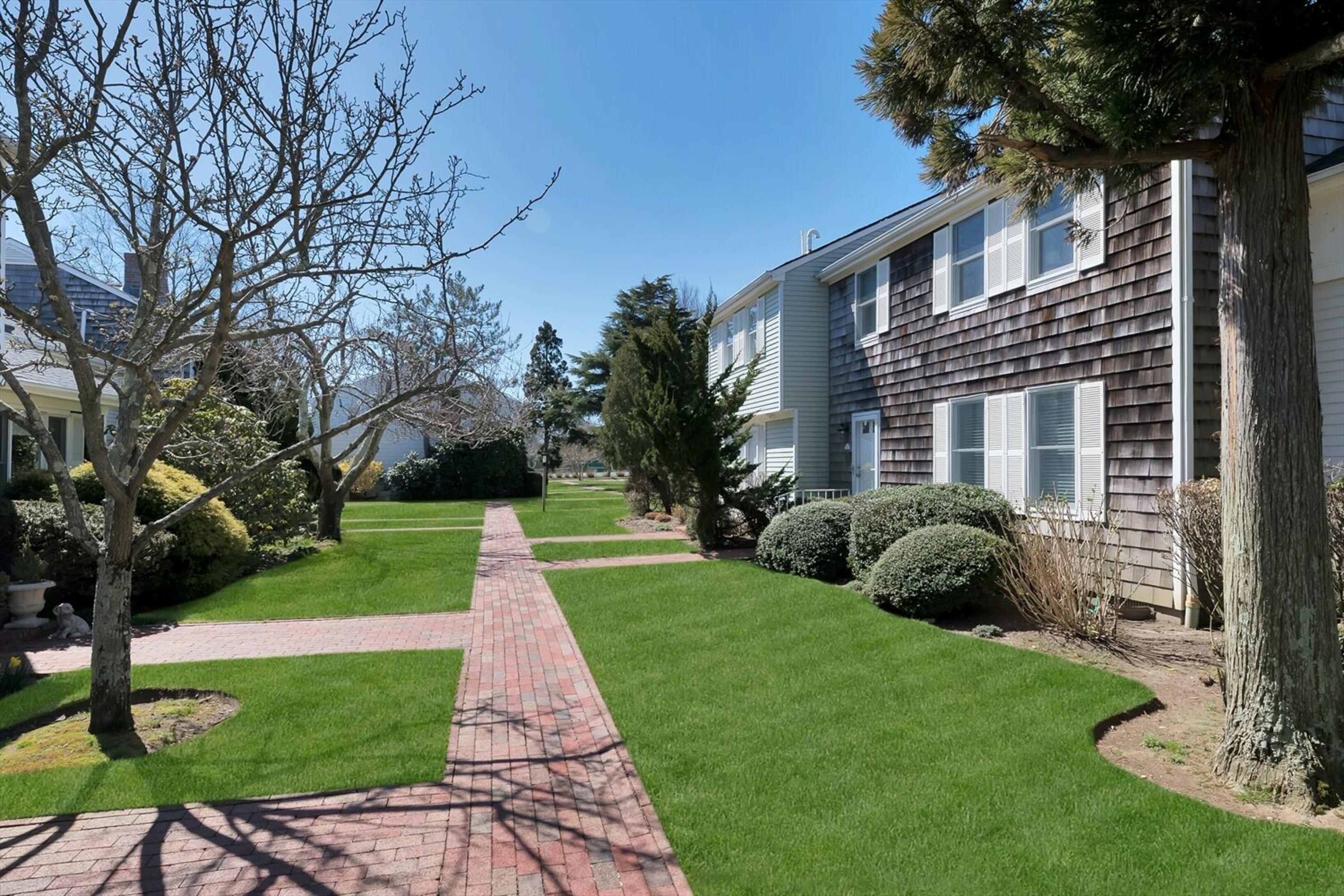 570 Hampton Rd, Unit 10 in Southampton Out East